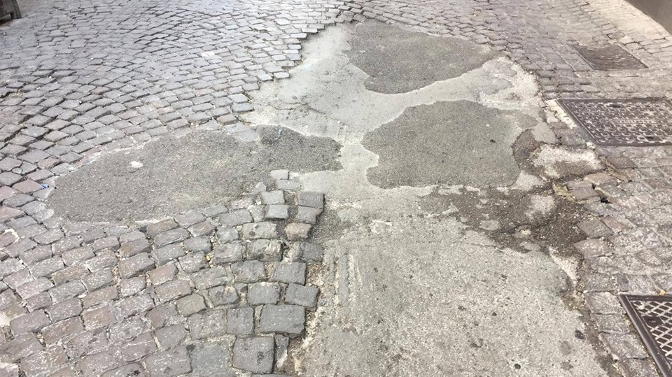 A Castellammare buche e voragini dal centro alla periferia: via Nocera sprofondata