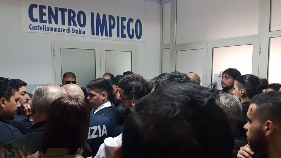 A Castellammare ressa al centro per l'impiego, tutti in fila: in molti restano fuori