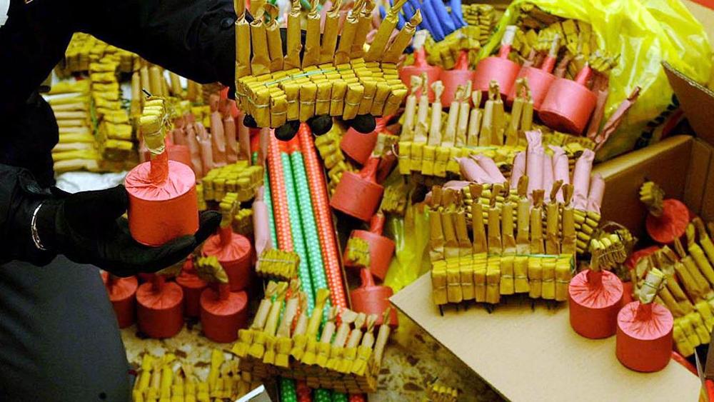Bombe carta e fuochi illegali in un garage, maxi sequestro: nei guai trentenne 