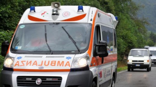 Salvo per miracolo, si butta dal balcone atterra su una tettoia