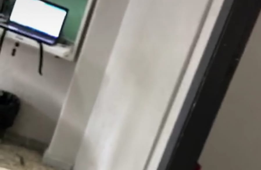 Castellammare, video choc: topo in aula al Liceo classico