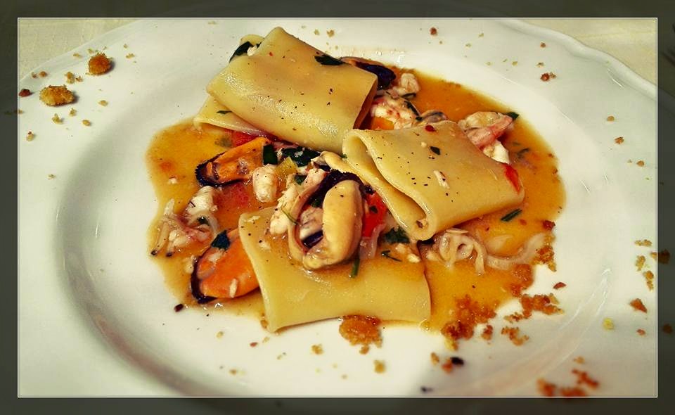 Paccheri al ragout di mare con polvere di tarallo e profumo di agrumi 