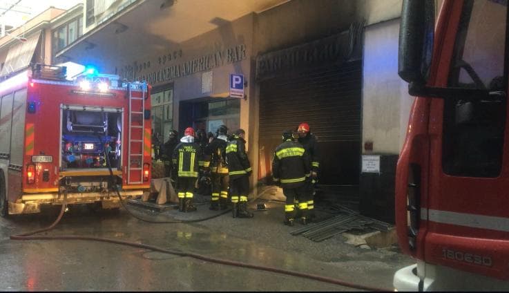 Castellammare, incendio nel garage dello Stabia Hall: cinema chiuso