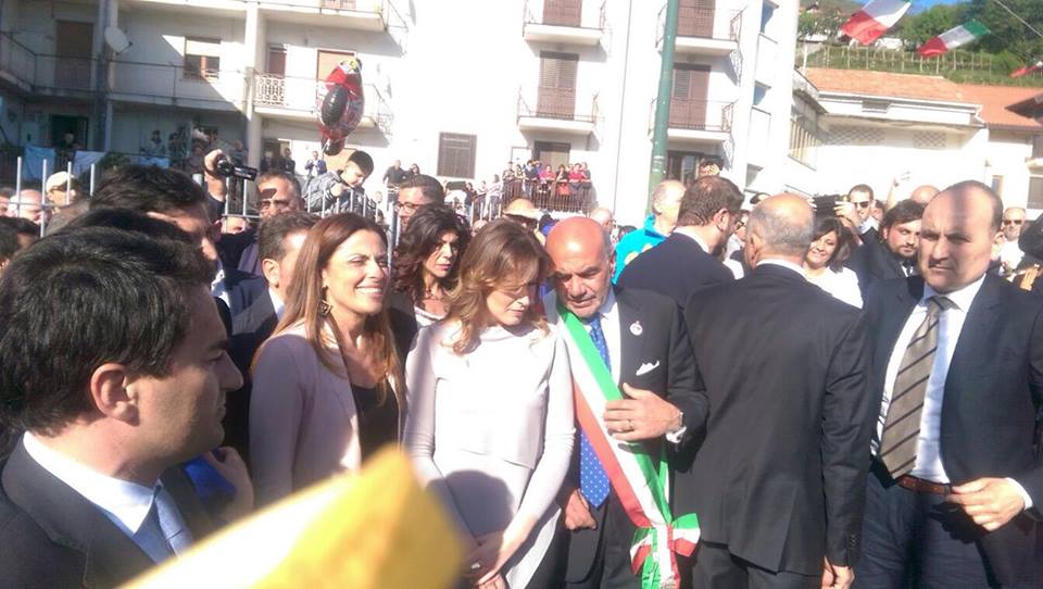 La Boschi ad Agerola: bagno di folla all'inaugurazione al Palazzetto dello sport all'avanguardia